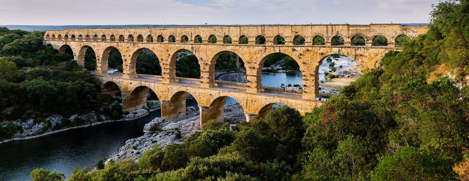 Le pont du Gard, aqueduc romain à trois rangs d’arches, au-dessus du Gardon.